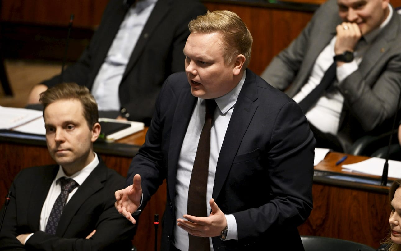 Keskustan eduskuntaryhmän puheenjohtajan Antti Kurvisen (oik.) mukaan syy epäluottamukseen on hallituksen EU-politiikka. LEHTIKUVA / Vesa Moilanen
