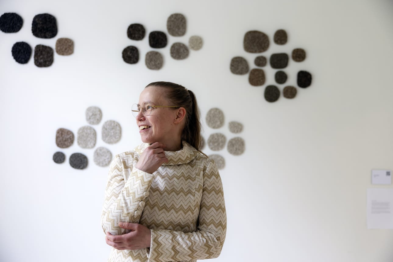Ulla Autio on ollut Hailuodon kulttuuriyhdistyksen edustajana kokoamassa näyttelyä. Hänen taustallaan on Sanna Ekdahlin Jäkälä-keramiikkateos.