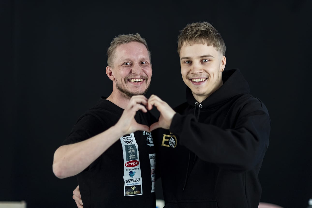 Tuomo Eronen (vas.) kohtaa ylemmän kevytsarjan SM-titteliottelussa Elias Okkosen.