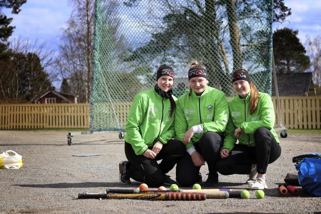 Lappajärven Veikkojen joukkueeseen on tullut uusia kasvoja Porista ja Jyväskylästä. He ovat kopparina pelaava Nea Moilanen Jyväskylästä ja etukentällä häärivät Ella Mäkelä Jyväskylästä ja Lotta Lax Porista. Kuva: Johanna Kataja