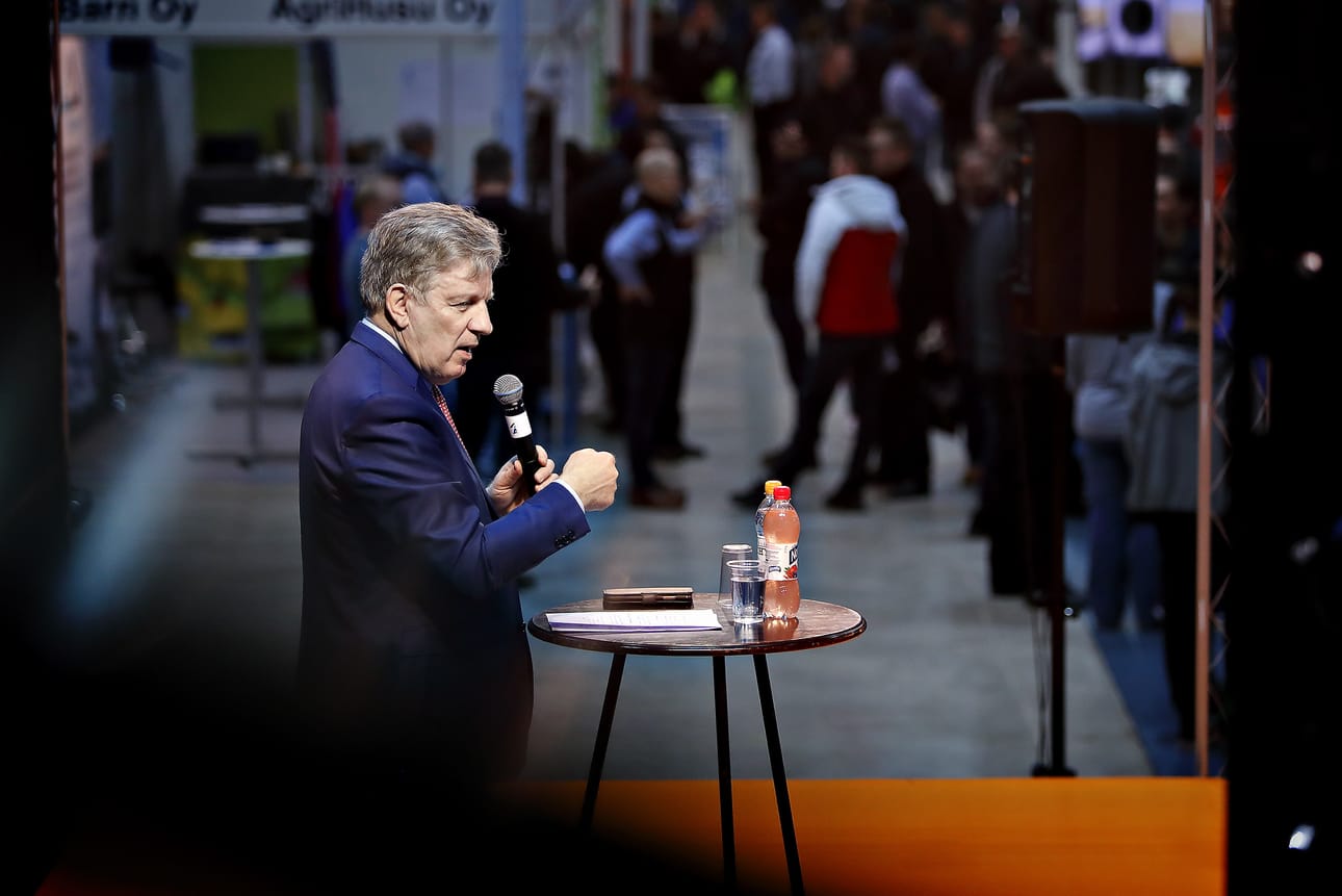 Suomen entinen pääministeri Esko Aho ehti työskennellä kuusi vuotta Venäjän suurimman pankin, Sberbankin hallituksessa. Arkistokuva.