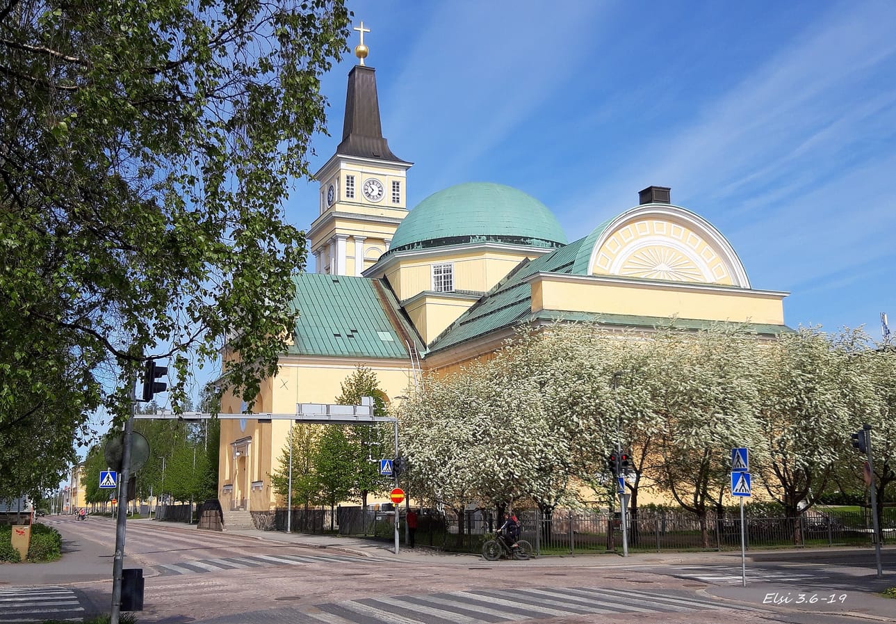 Pilvikirsikat koristavat myös Oulun Tuomiokirkkoa.