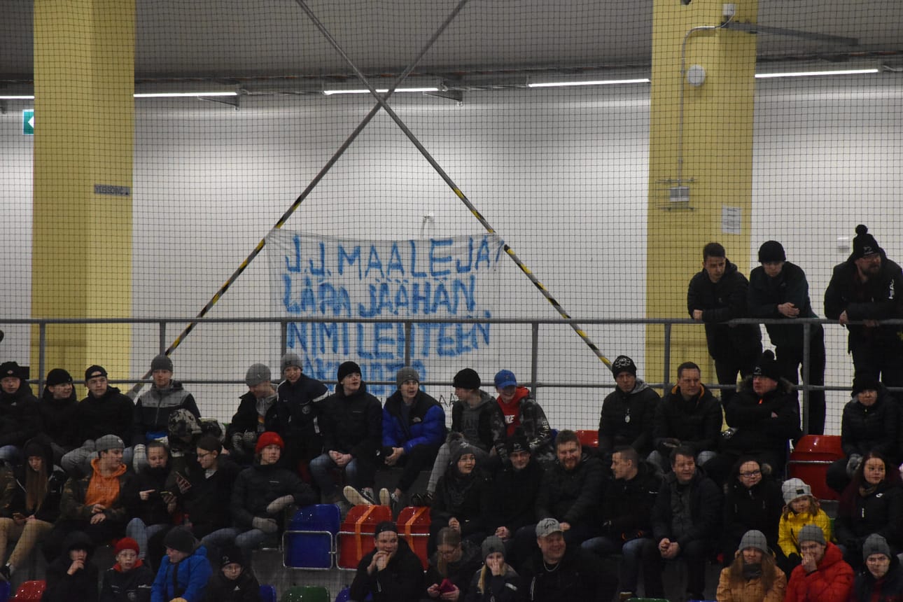 Katsomoon kiinnitetyssä lakanassa toivottiin onnistumisia PaKa-hyökkääjä Joel Junttilalle.