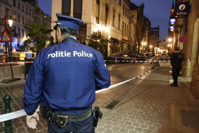 Poliisi vartioi puukotuksen takia eristettyä aluetta Brysselissä tiistaina aamulla. KUVA: Julien Warnand/EPA