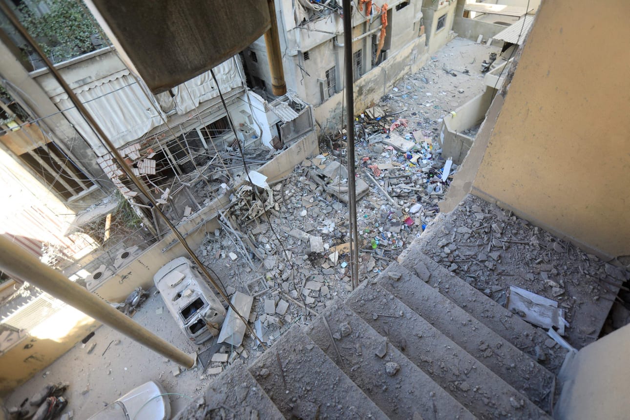 Israelin yöllisestä iskusta koituneita vaurioita Beirutin eteläisellä esikaupunkialueella Ghobeiryssä 30. syyskuuta. AFP/Lehtikuva
