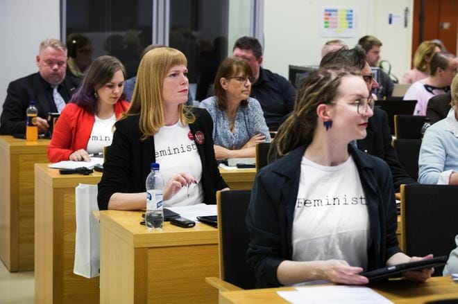 Vaasan kaupunginvaltuuston feministiryhmä oli pukeutunut feministipaitoihin. KUVAT: JARNO PELLINEN