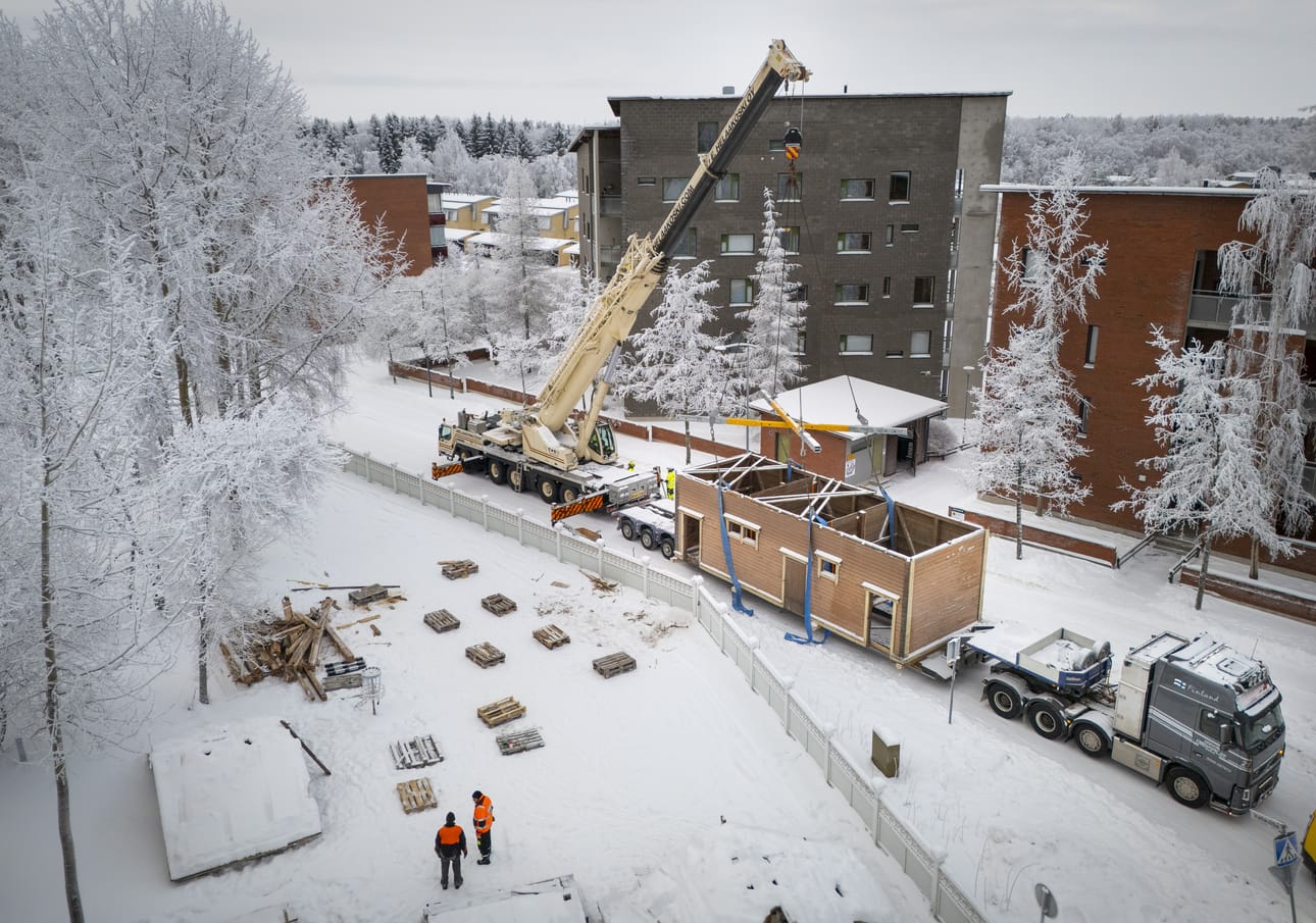 Yli satavuotias piharakennus siirrettiin Hietasaareen nosturin ja yhdistelmäajoneuvon voimin.