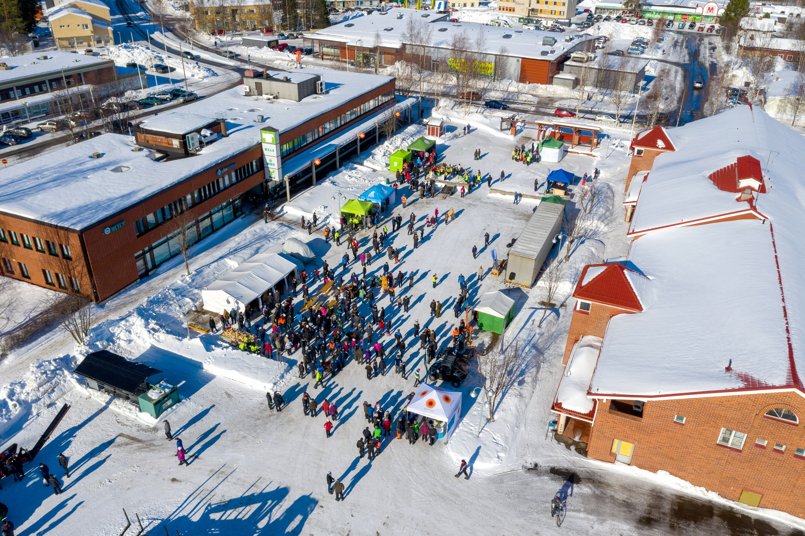 Makkaranpaisto näyttää kiinnostavan metsäpäivän yleisöä enemmän kuin esiintymislavalla käyty vaalikeskustelu.