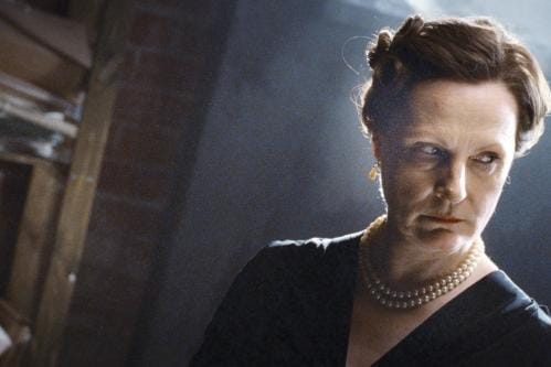 Tiina Weckström tekee arvokkaan tulkinnan Hella Wuolijoesta, joka elää elämänsä kriittisimpiä vuosikymmeniä 1920-luvulla. KUVA: Snapper Films /Yle