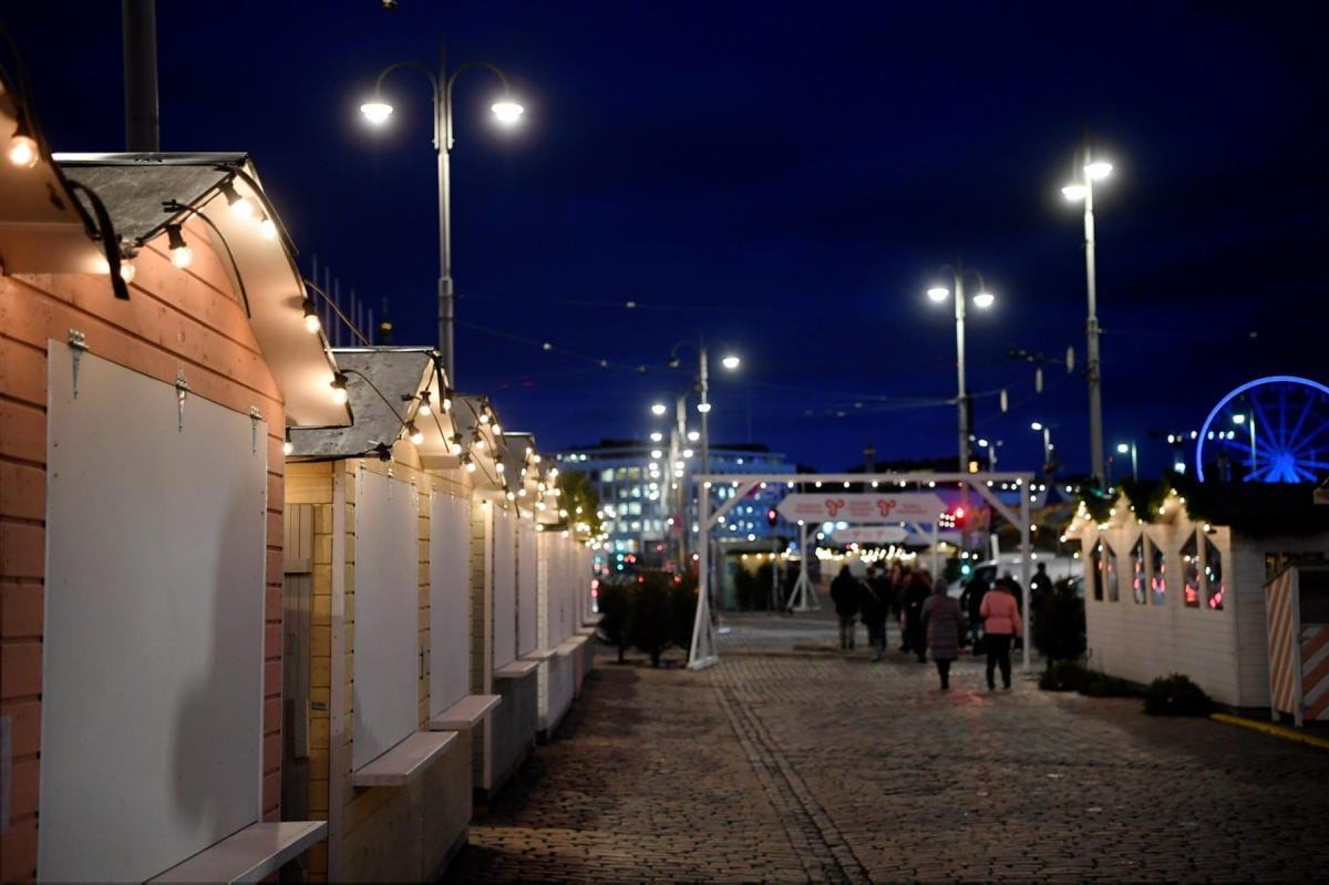 Helsingissä joulu avataan Aleksanterinkadulla. Tänään alkavat myös perinteiset Tuomaan Markkinat, jotka järjestetään poikkeuksellisesti Kauppatorilla. LEHTIKUVA / Antti Aimo-Koivisto