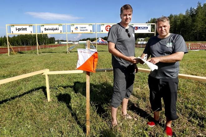 Fin5-viikon järjestelytoimikunnan puheenjohtaja Pekka Himanka (oik.) ja varapuheenjohtaja Tommy Lemberg viimeisellä rastilla. KUVAT: JOUKO HÄNNINEN