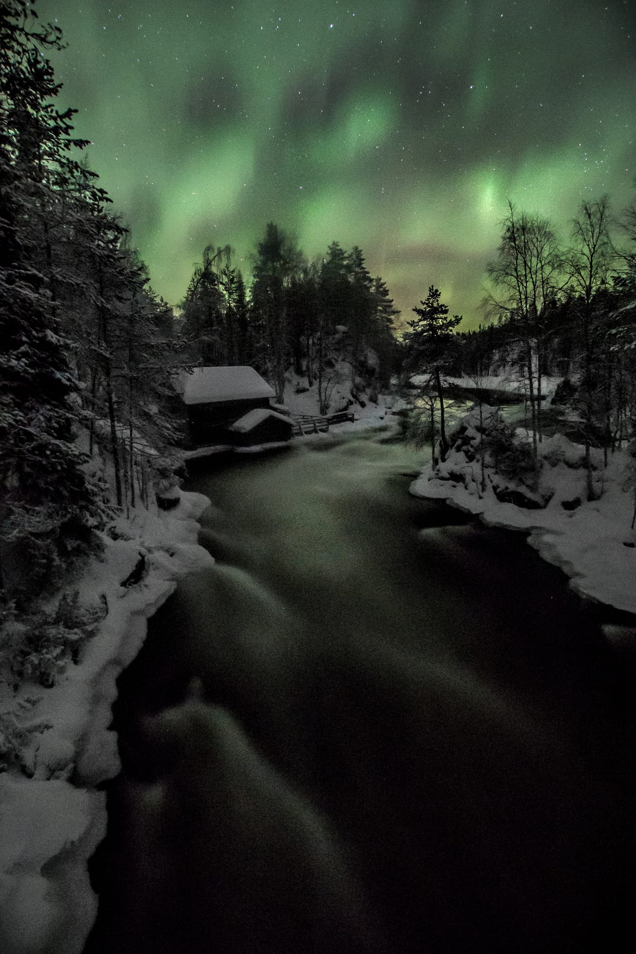 Mikko Halvari ikuisti revontulia Myllykoskella Juumassa.