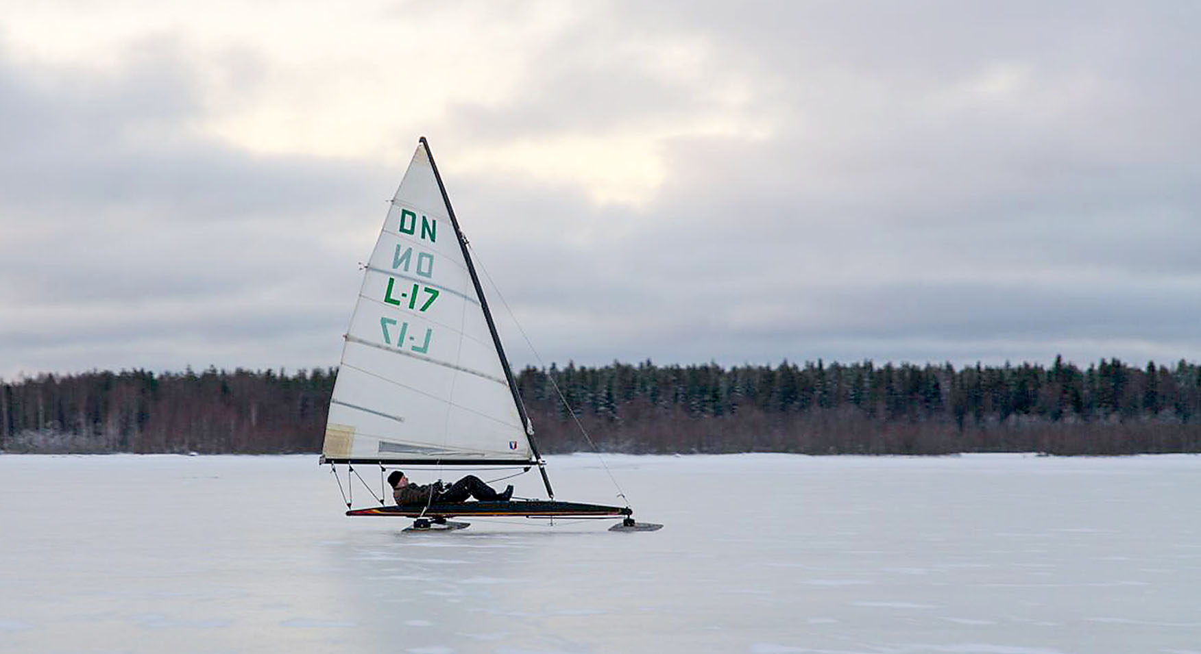Mika Ahonen nauttii jääpurrellaan vauhdin hurmasta Kemin edustalla.