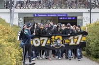 Kärppäfanit marssivat Raksilaan laulun raikuessa ja soihtujen palaessa