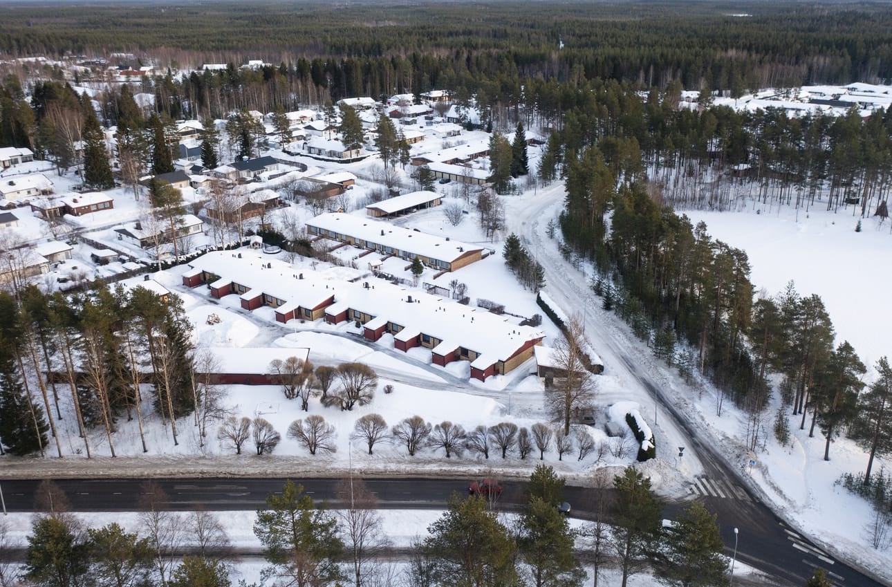 Laivakankaantien ja Jäkäläraitin risteys Jäälissä. Jäkäläraitin katuosuutta aletaan kunnostaa ensi syksynä.