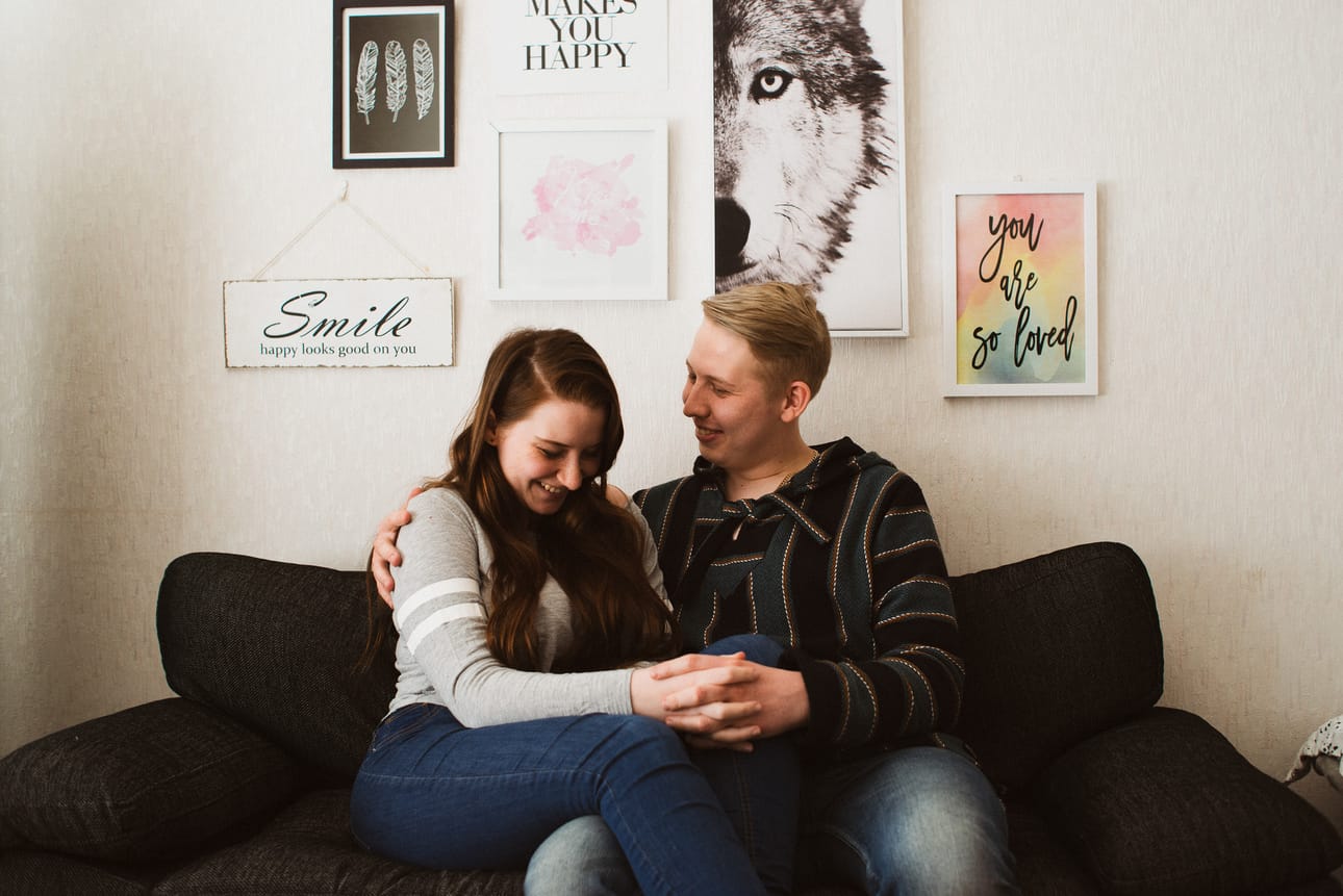 Toimettomat-dokumentissa esiintyvät porilaiset opiskelijat Veera ja Aaro ovat umpirakastuneita, mutta Veeran mielenterveysongelmat ja taloushuolet rasittavat parisuhdetta koronakevään aikana.