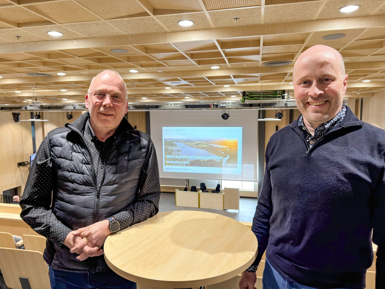 Suviseurojen 2027 päätoimikunnan varapuheenjohtaja Heikki-Pekka Alakärppä puheenjohtaja Jouni Hintikka esittelivät Pudasjärvellä tapahtumaa.