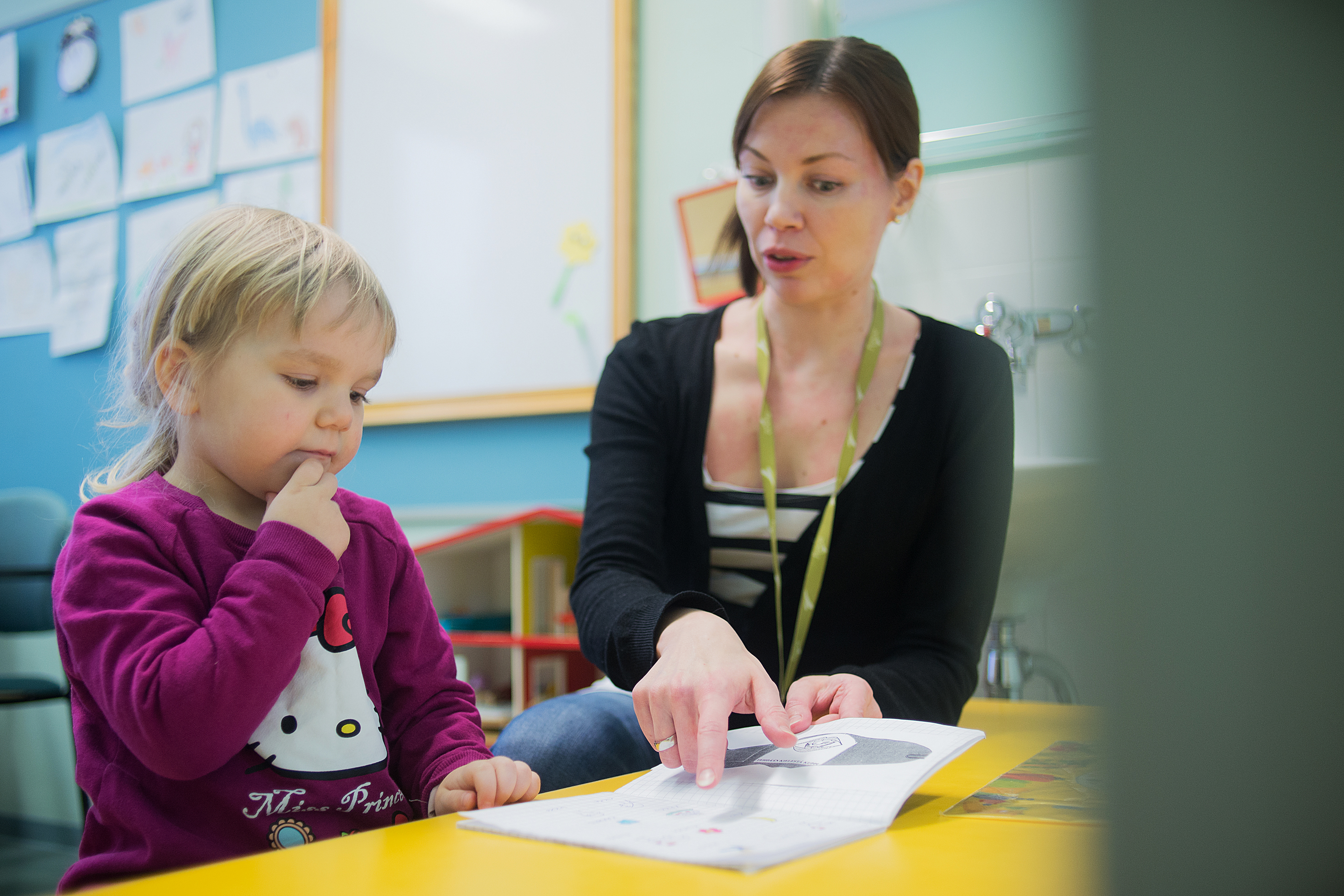 Nelivuotias Aino Luukkonen harjoittelee ahkerasti äännevirheitään yhdessä puheterapeutti Kati Seppäsen kanssa.