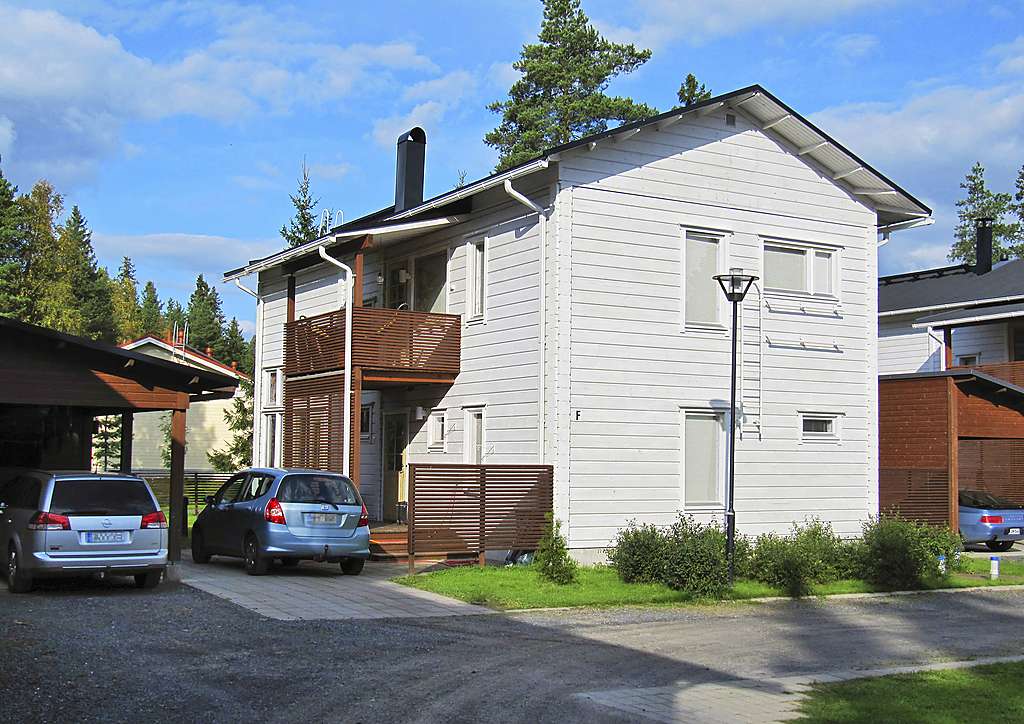 Kontio Seutula on modernilla tavalla perinnettä kantava hirsitalo kaupunkimaiseen omakotiasumiseen.