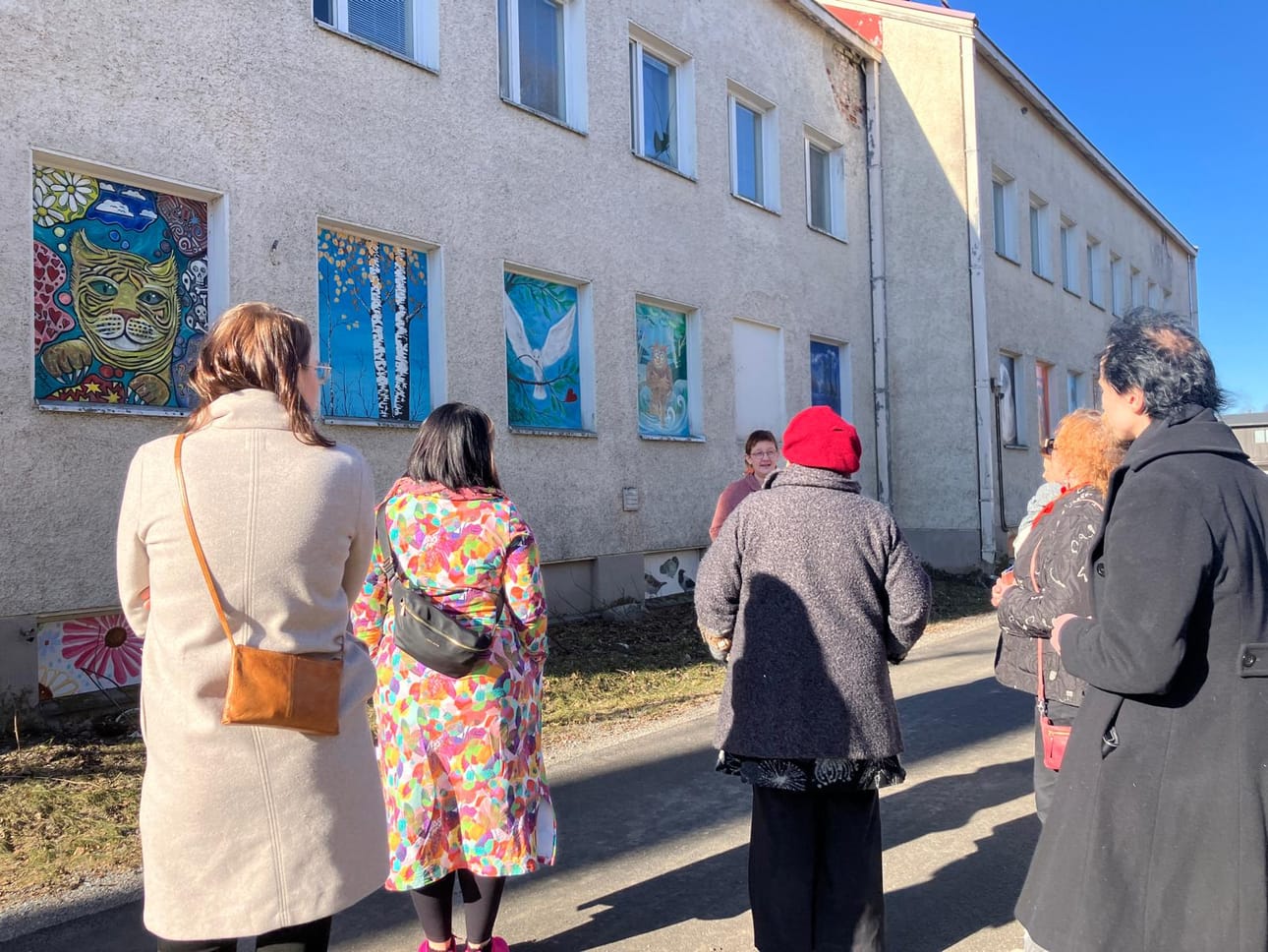 Taidereitti vie kulkijan eri puolille Pyhäjokea. Jokainen minitaidegalleria kertoo oman tarinansa alueen historiasta, luonnosta tai paikallisesta kulttuurista.