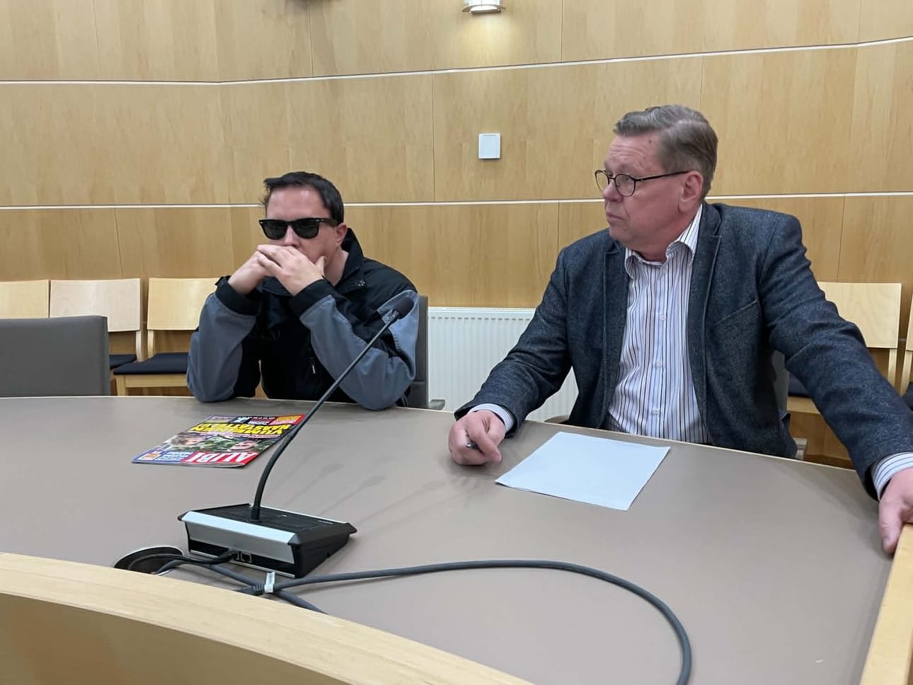Etelä-Pohjanmaan käräjäoikeus määräsi Pertti Hautamäen (vas.) vangittavaksi epäiltynä murhasta ja tapon yrityksestä. Hautamäkeä avusti oikeudessa varatuomari Mika Ahti.