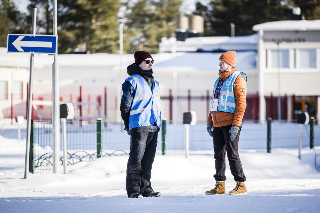 Opettajat Hannu Erkkilä ja Leena Nykänen lakkovahteina Rovaniemen Ounasvaaran peruskoululla torstaina 7.4.2022.