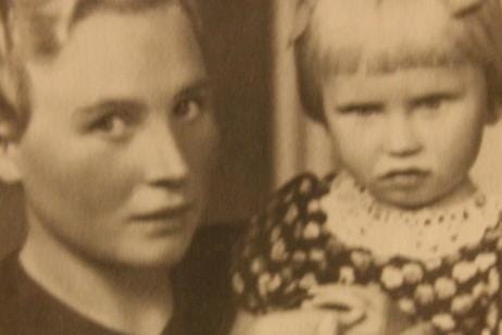 Kirjan kansikuvana on Liisa-tyttö kera äitinsä Bertta Liikalan. Kuva on otettu Vaasassa vuonna 1944 tai -45.