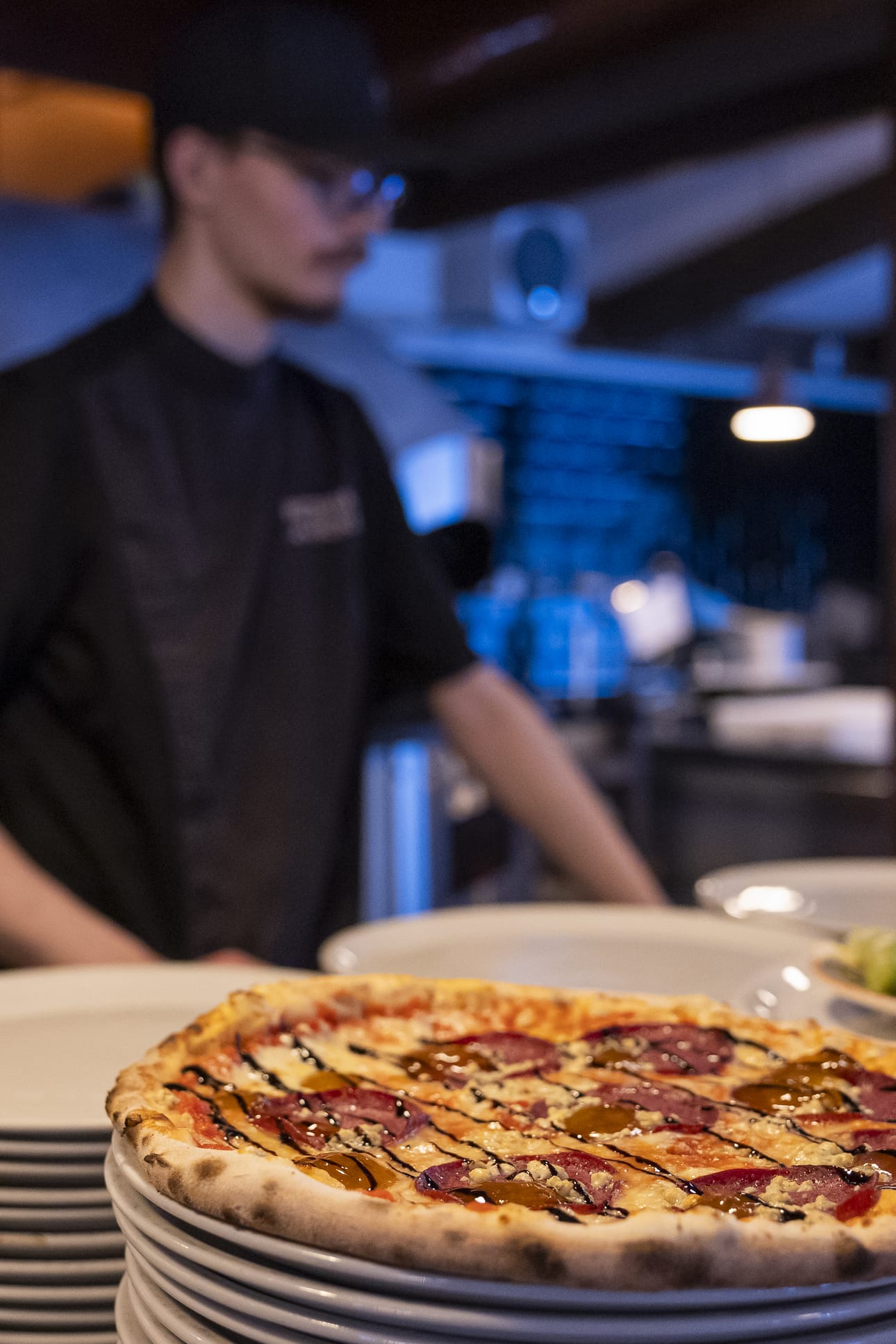 Pizzeria Rukan Renna di bosco sisältää tomaattikastiketta, mozzarellaa, porosalamia, aurajuustoa, lakkahilloa ja balsamicosiirappia.