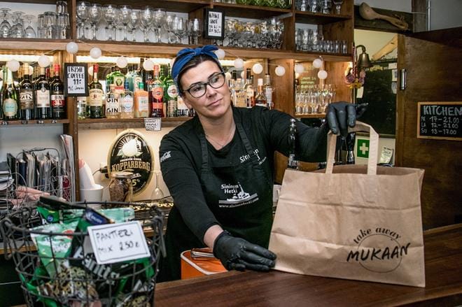 Sinisen Hetken omistaja-yrittäjä Pia Ruotsalainen on otettu siitä, kuinka monet kaskislaiset ovat viime aikoina tilanneet heiltä annoksia jopa vain kannatuksen vuoksi. KUVA: JORMA HAVULA