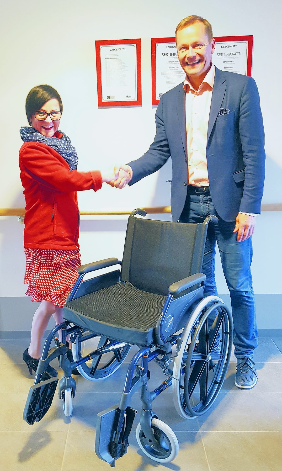 Lahjoituksen vastaanotti yksikönpäällikkö Tiina Marttila ja lahjoituksen luovutti pj Arto Marttila Oulunsalon Sähköosuuskunnasta. Lahjoituksen vastaanottaja ja lahjoittaja eivät ole sukua toisilleen.