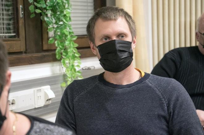Isojoen valtuustossa keskustan ryhmässä aiemmin ollut Johannes Siltaoja vaihtoi maanantaina puoluetta ja siirtyi perussuomalaisiin. Ryhmä kasvoi kahdesta kolmeen jäseneen ja keskusta vastaavasti kutistui kolmestatoista kahteentoista. Isojoella on 21 valtuutettua. Kuva: Jorma Havula