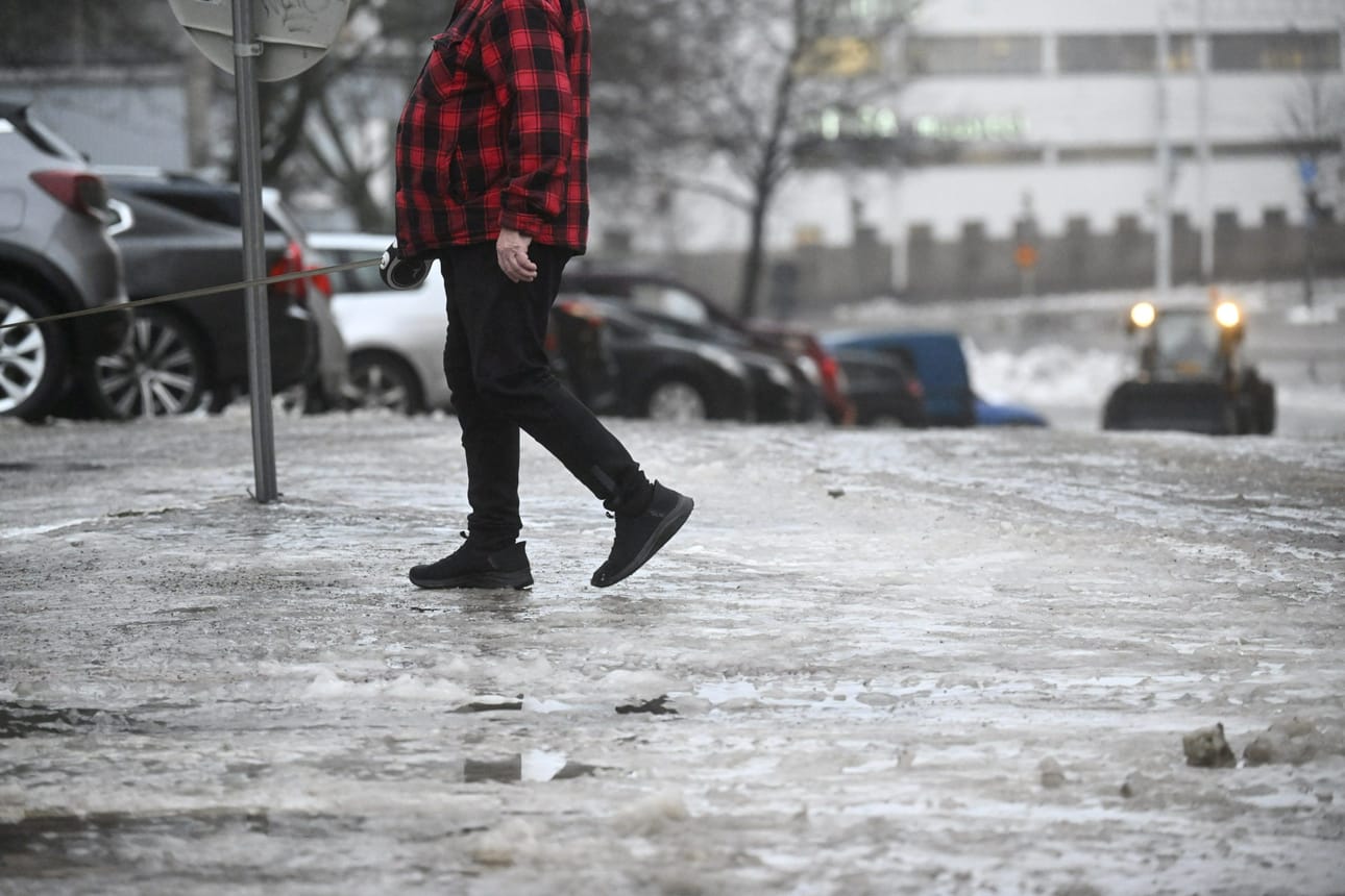Ilmatieteen laitos on antanut varoituksen liukastumisvaarasta maan kaakkois- ja keskiosista aina Lappiin saakka. LEHTIKUVA / Vesa Moilanen