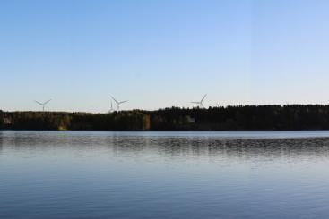 Havainnekuvassa Iso Saapasnevalle suunnitellut tuulivoimalat on kuvattu Nykäläntieltä, eli Kivitipun suunnasta.