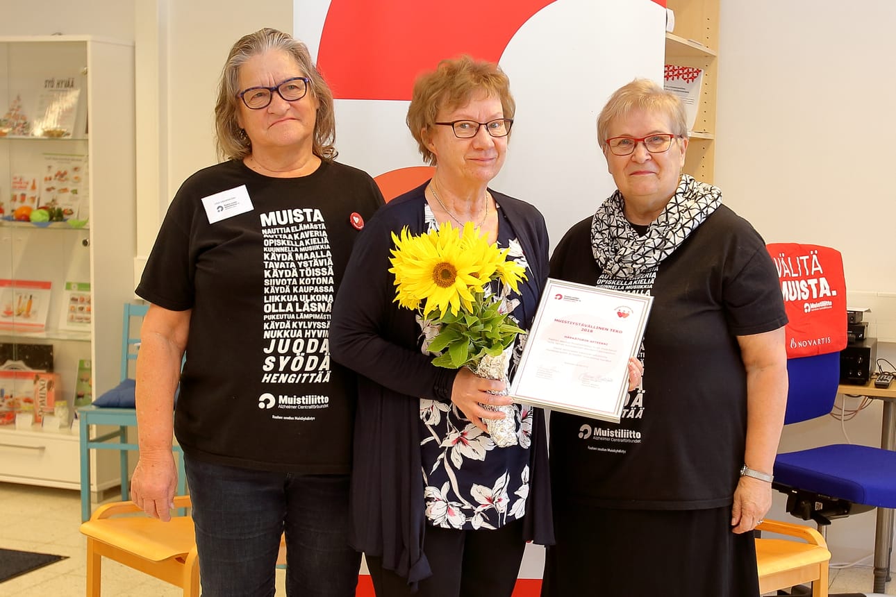 Liisa Kaijankoski ja Onerva Raivio (oik.) palkitsivat Härkätorin Apteekin. Apteekkari Raili Koivula (kesk.) otti vastaan Muistiystävällinen teko -palkinnon.