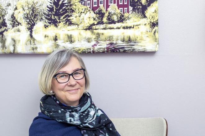 Eija Vestermark-Suksi toivoo voivansa auttaa potilaita matalalla kynnyksellä yksinyrittäjänä. Kuva: Paula Kaskimaa