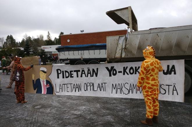 Valmistautumista penkkariajeluun. Kuvat: Heikki Hakanen