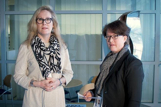 Ilkan päätoimittaja Satu Takala ja journalistinen toimituspäällikkö Pia Hunnakko keskustelevat uudesta Ilkasta. Kuva: Aleksi Mäkinen