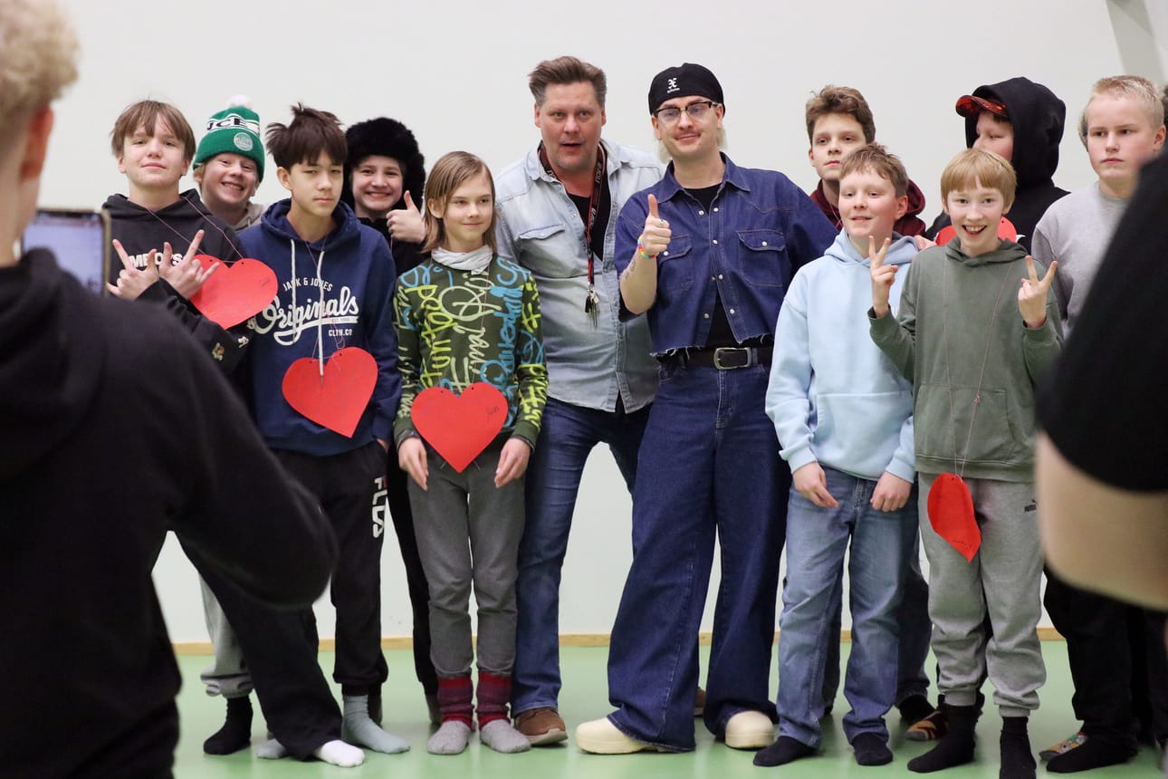 Some-tähti Joona Hellman ehti kuvaan jokaisen halukkaan kanssa. Musiikinopettaja Jarkko Järvenpää poseerasi 7. luokan poikien kanssa.