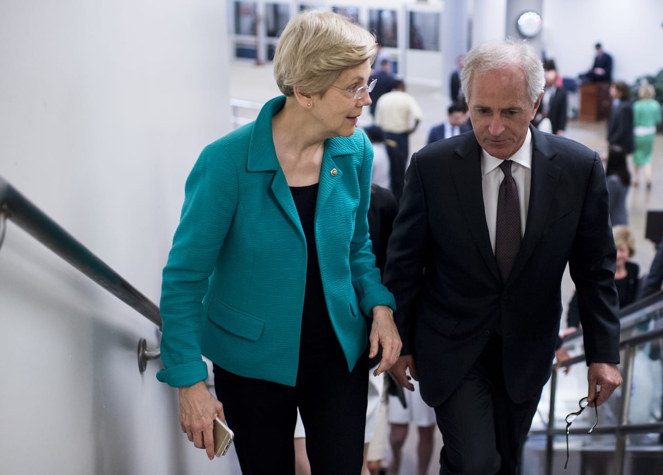 Demokraattisenaattori Elizabeth Warren on vihdoin asettautunut Hillary Clintonin tueksi. Tässä Warren Yhdysvaltain kongressissa toukokuussa senaattori Bob Corkerin kanssa.