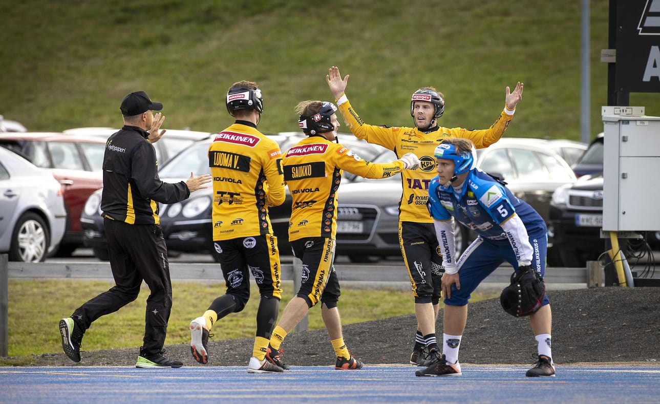Näin kääntyi KeKi:n ja Kouvolan toinen puolivälieräottelu. Vieraiden Janne Kivipelto juhlii kädet ylhäällä 1+3 juoksun läpilyöntiään, KeKi:n Aappo Savikoski on sen sijaan allapäin.