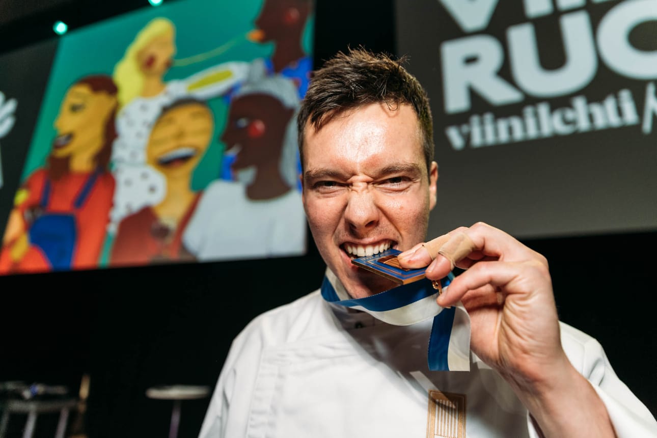 Ravintola Palacen nuorempana keittiömestarina työskentelevä Jonathan Slotte osallistui Vuoden Kokki -kisaan nyt toista kertaa. Viime vuoden hopeamitali kirkastui kullaksi ja voitto maistui hyvältä.