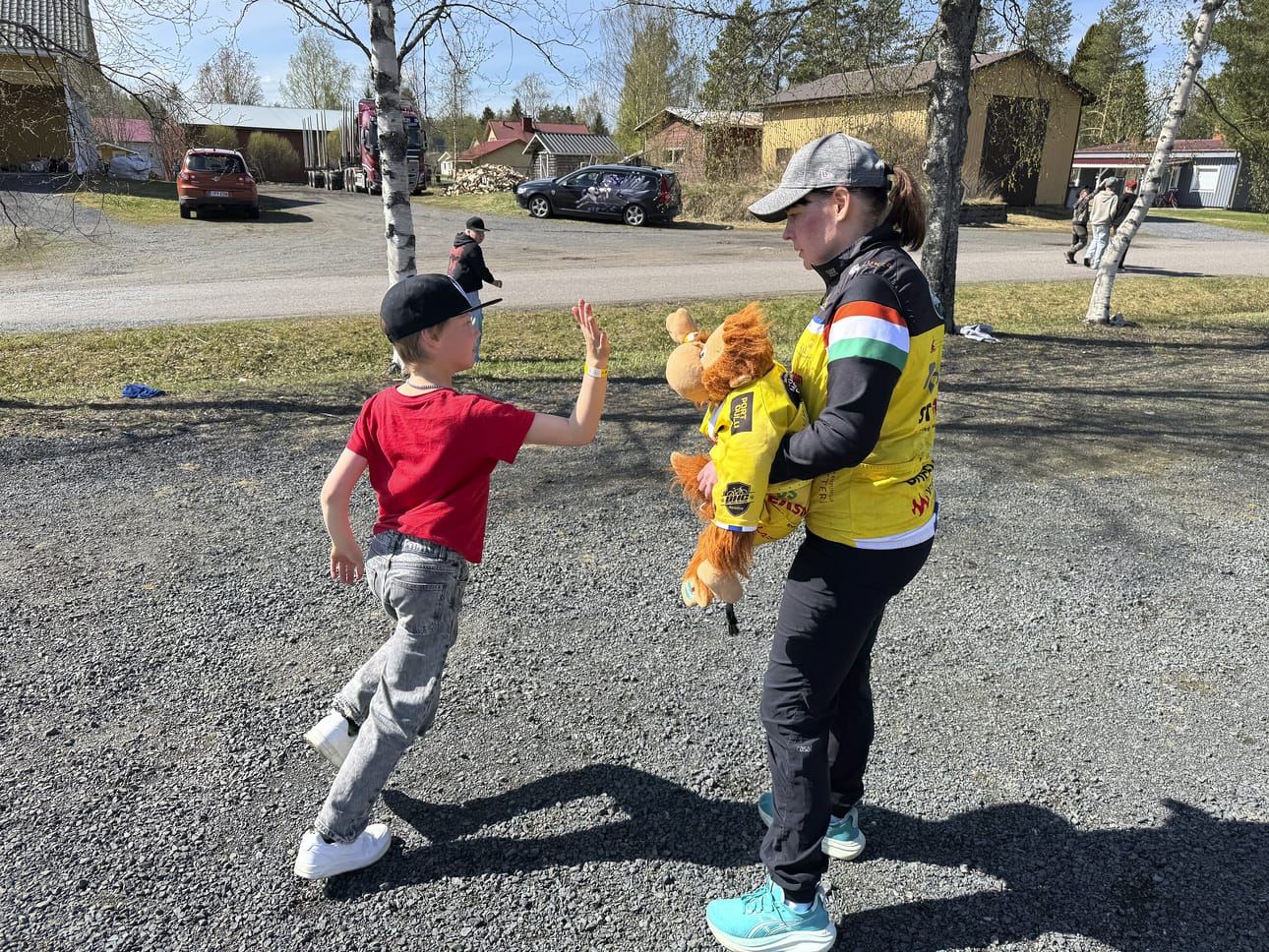 Team Rynkebyn Oulun joukkueen Pinni-maskotti heitti ylävitoset koululaisille. Luokanopettaja Riikka Konu vastasi hyväntekeväisyystapahtuman järjestelyistä Koivupuhdon koulun osalta.