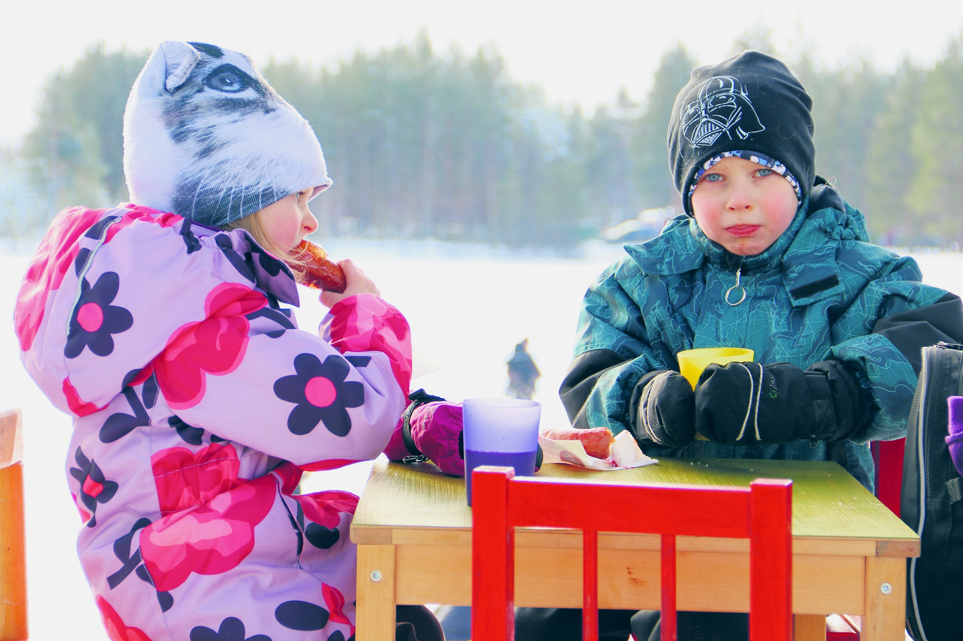 Ulkoilun lomassa oli hyvä käydä nauttimassa myös makkaraa. Taukoa viettämässä ovat Peppi ja Aapo Rajasärkkä.