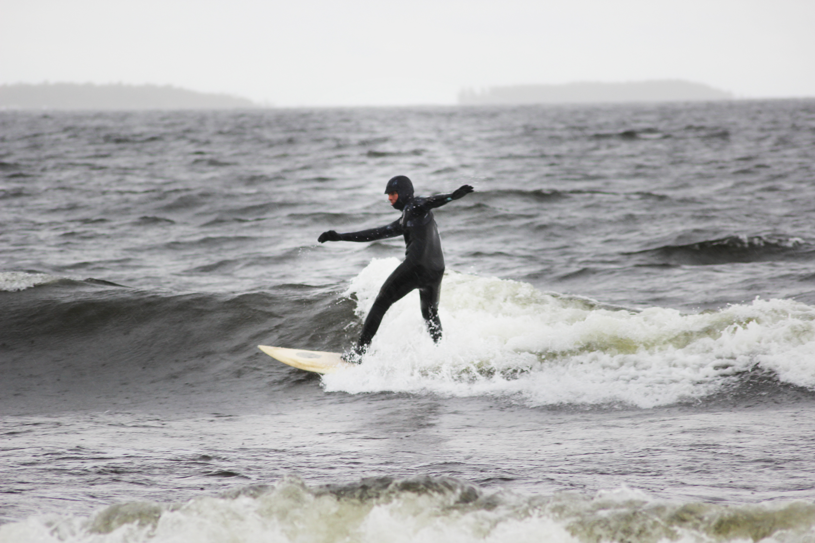 Kylmyys ei hidasta merilappilaista surffaria – lainelautailu on mahdollista jopa joulukuuhun saakka