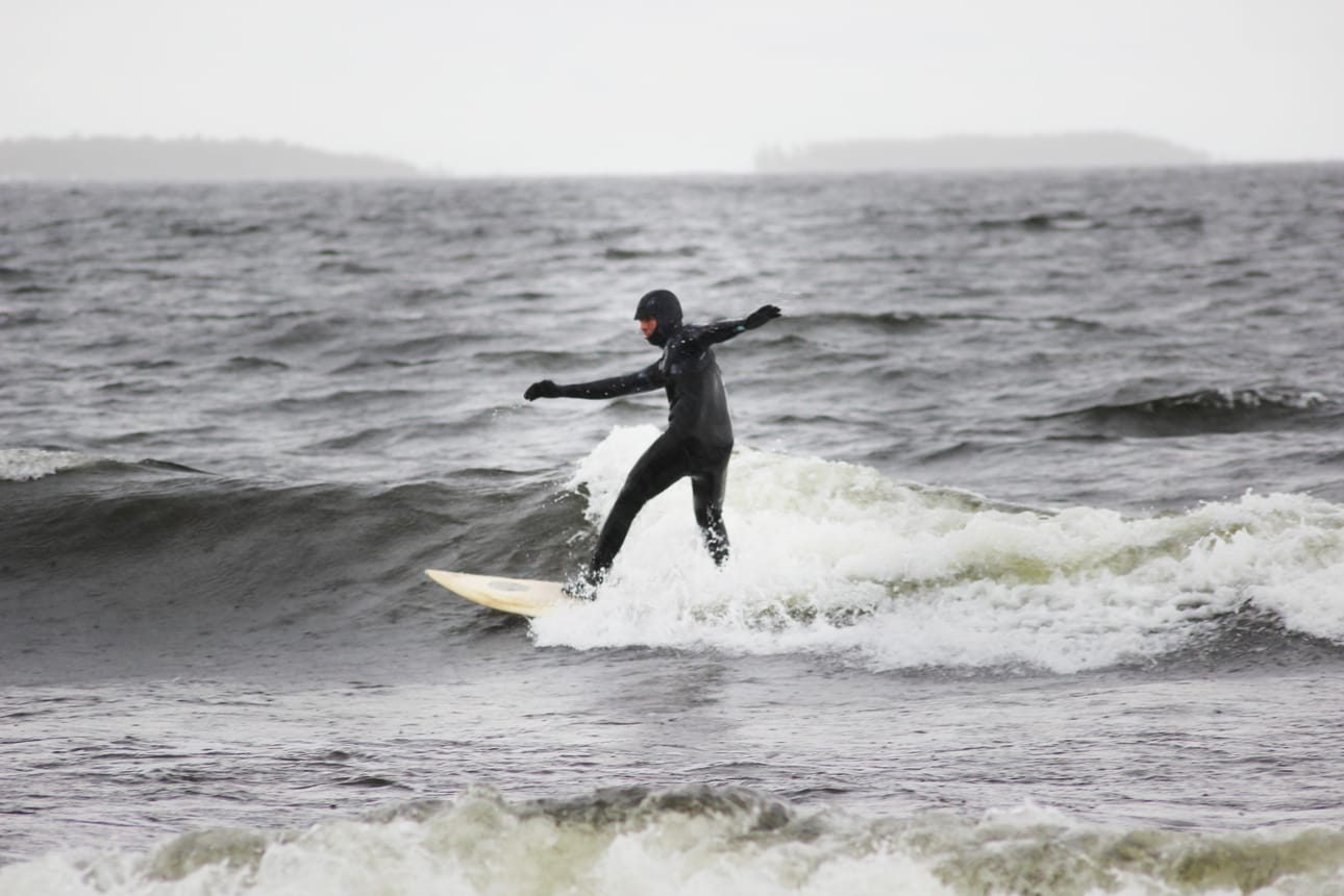 Jos meri ei ole jäässä, voi alueemme vesissä surfata jopa joulukuulle saakka.