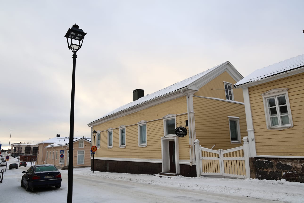 Viides jouluikkuna löytyy osoitteesta Koulukatu 6.
