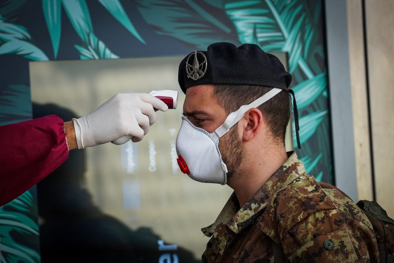 Matkustajilta mitattiin kuume Napolin päärautatieasemalla Italiassa maanantaina. Italian hallitus alkoi maanantaina vähitellen helpottaa koronarajoitteita talouden elvyttämiseksi. Maanantaina noin 4,5 miljoonaa ihmistä pääsi palaamaan töihin.
