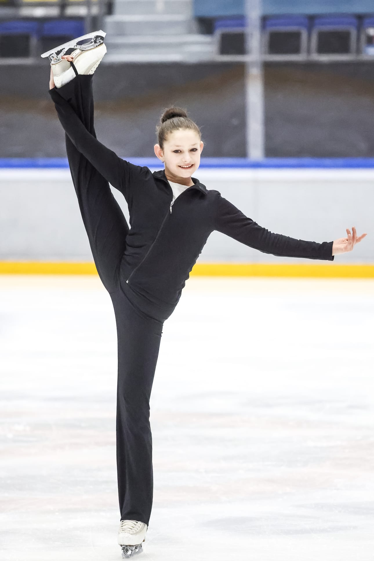 Alisa Chechulova, 12, on yksi lahjakkuuksista, jotka esiintyvät Oulun Luistelukerhon perinteisessä kevätnäytöksessä.