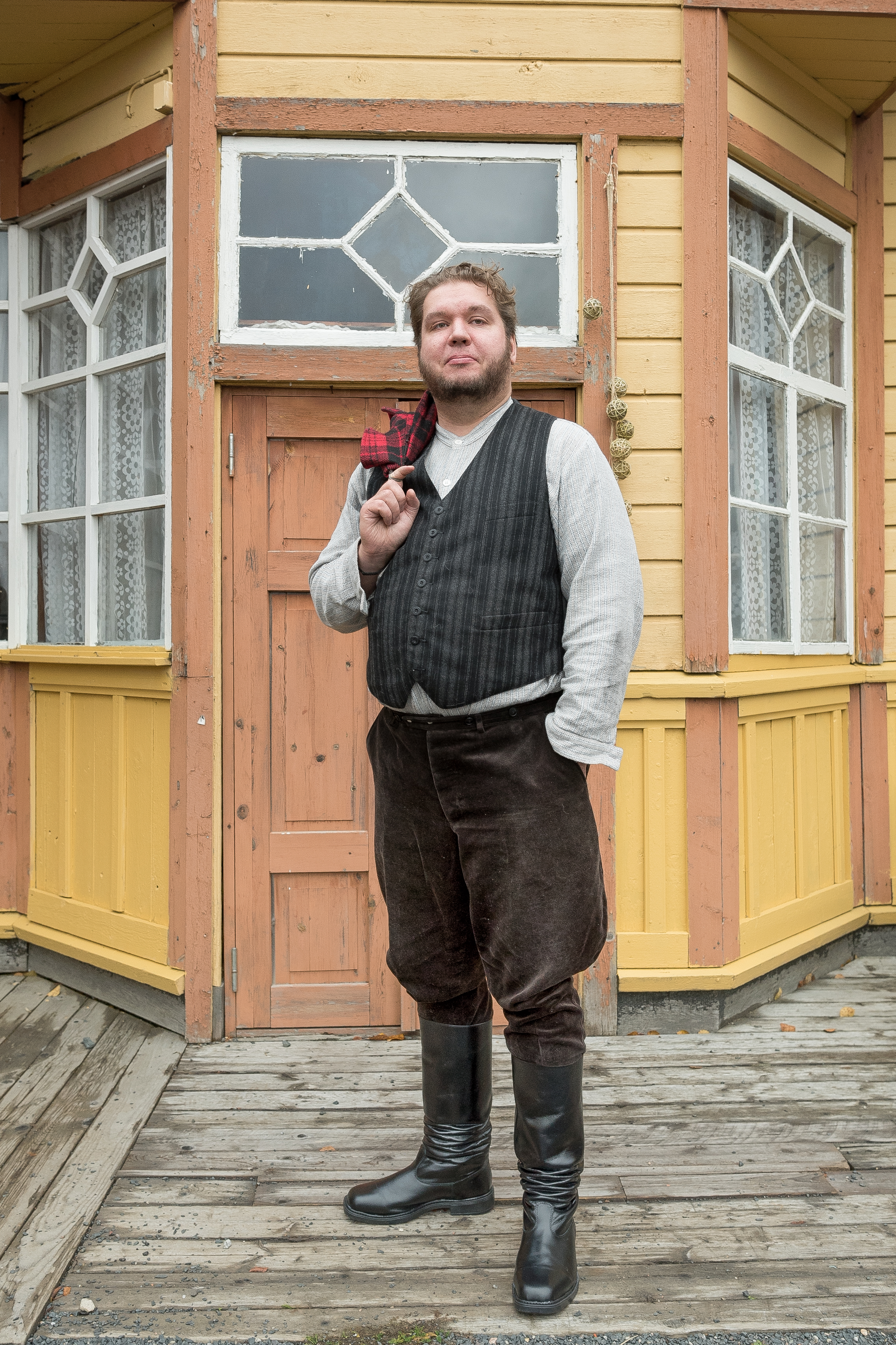 Perinteikäs Jalavan kauppa täytti 135 vuotta. Mikko Jalavan aikana  perinteiselle kaupalle on perustettu nettikauppa ja menty someen. Flanellipaita on yhä kaupan vetonaula.