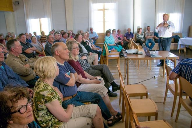 Noin sata kaskislaista oli Bladhin talolla kesäkuussa kuuntelemassa ja keskustelemassa selvitysmies Göran Hongan kanssa Kaskisten ja Närpiön mahdollisen kuntaliitoksen eduista ja huonoista puolista. ARKISTOKUVA: JORMA HAVULA